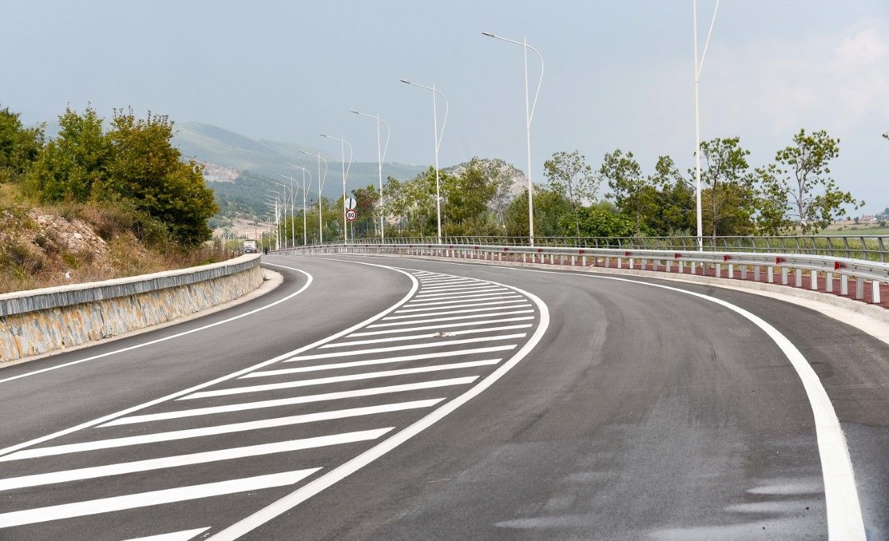 Rikonstruksioni i rruges Pogradec-Tushemisht-Dogane, lidhet kontrata 3.48 mln USD 